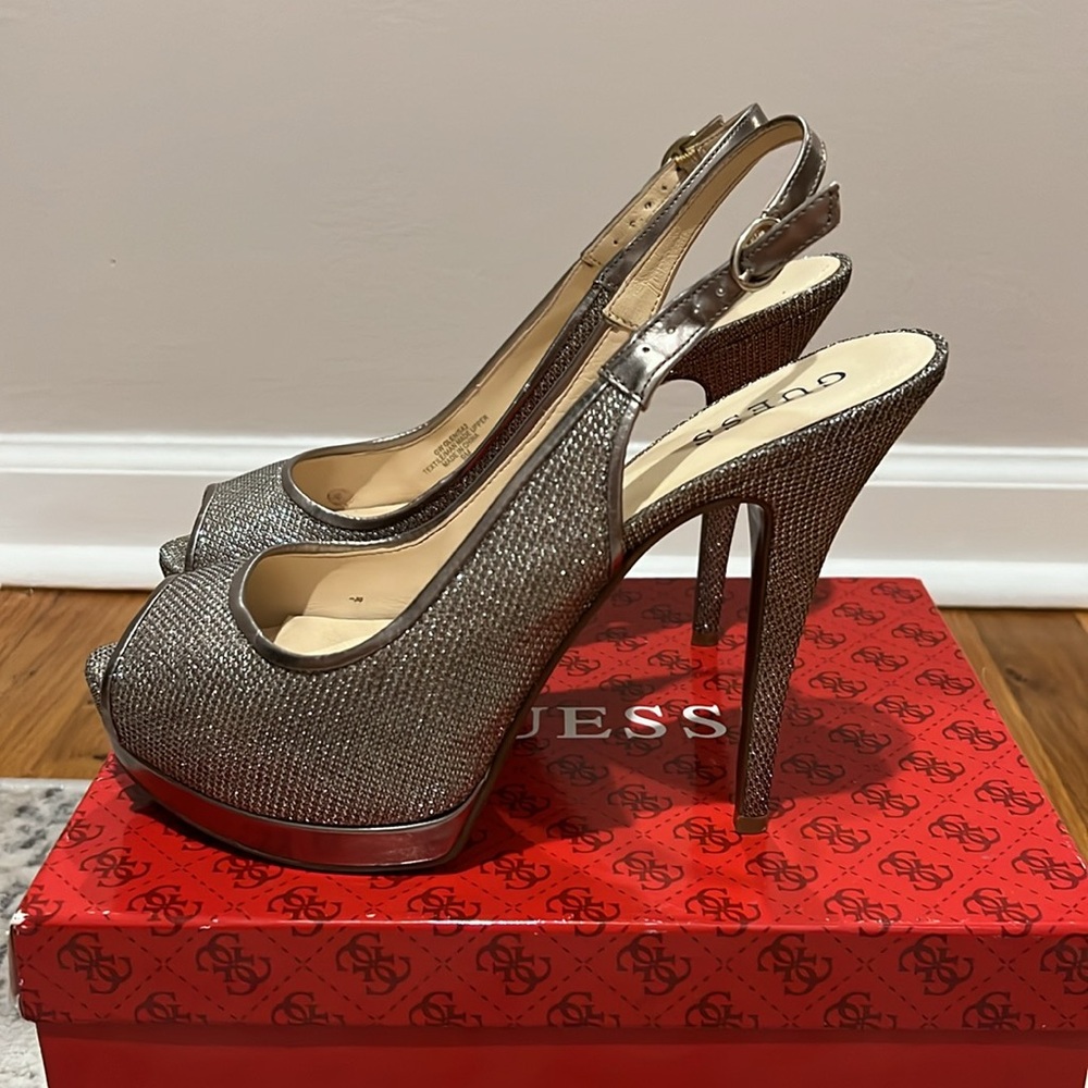 Guess pumps